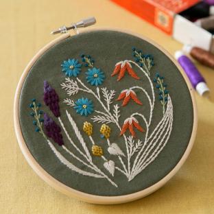 マカベアリスさんの植物刺繍キット 野の花の刺繍フレーム Kahki 