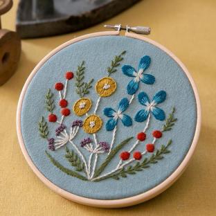 マカベアリスさんの植物刺繍キット 野の花の刺繍フレーム Light blue｜在庫ありの場合、4営業日前後で発送(土日祝除く) |  手芸クラフト用品のネット仕入はクラフトハートトーカイ卸売りサイト