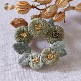 k.omono floret wreath brooch kahki こものさん ブローチ カーキ PHC-034-3  piece｜在庫ありの場合、4営業日前後で発送(土日祝除く) | 手芸クラフト用品のネット仕入はクラフトハートトーカイ卸売サイト