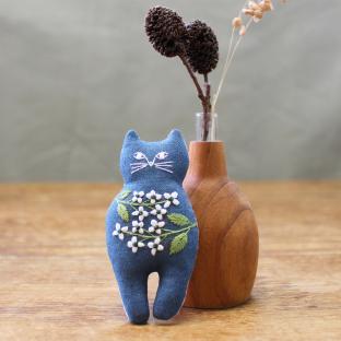 nekogaoさんの刺しゅうブローチキット 花 PHC-103-3 / piece ねこ