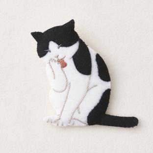 フェルトと刺繍でつくる猫のブローチ キット ハチワレ NSB-5