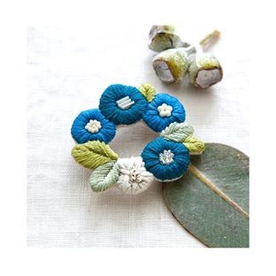 piece K.omonoさんの刺しゅうアクセサリーキット fioret wreath brooch blue｜在庫ありの場合、土日祝除く通常1～3営業日で発送