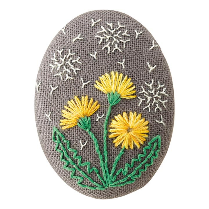 刺繍 フランス刺しゅう ブローチキット タンポポ｜在庫ありの場合、4営業日前後で発送(土日祝除く) | 手芸 クラフト用品のネット仕入はクラフトハートトーカイ卸売サイト