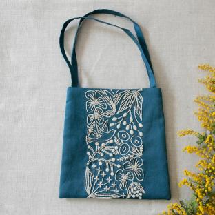 マカベアリスさんの植物刺繍キット 小鳥と草花の小さなバッグ Blue×Ecru