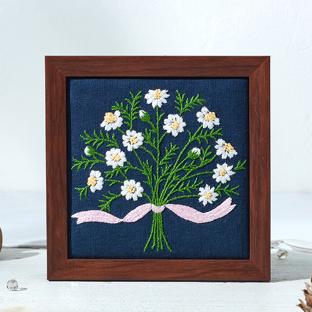 戸塚刺繍キット やさしい野の花刺しゅう カモミール フレーム付き 学べるステッチ